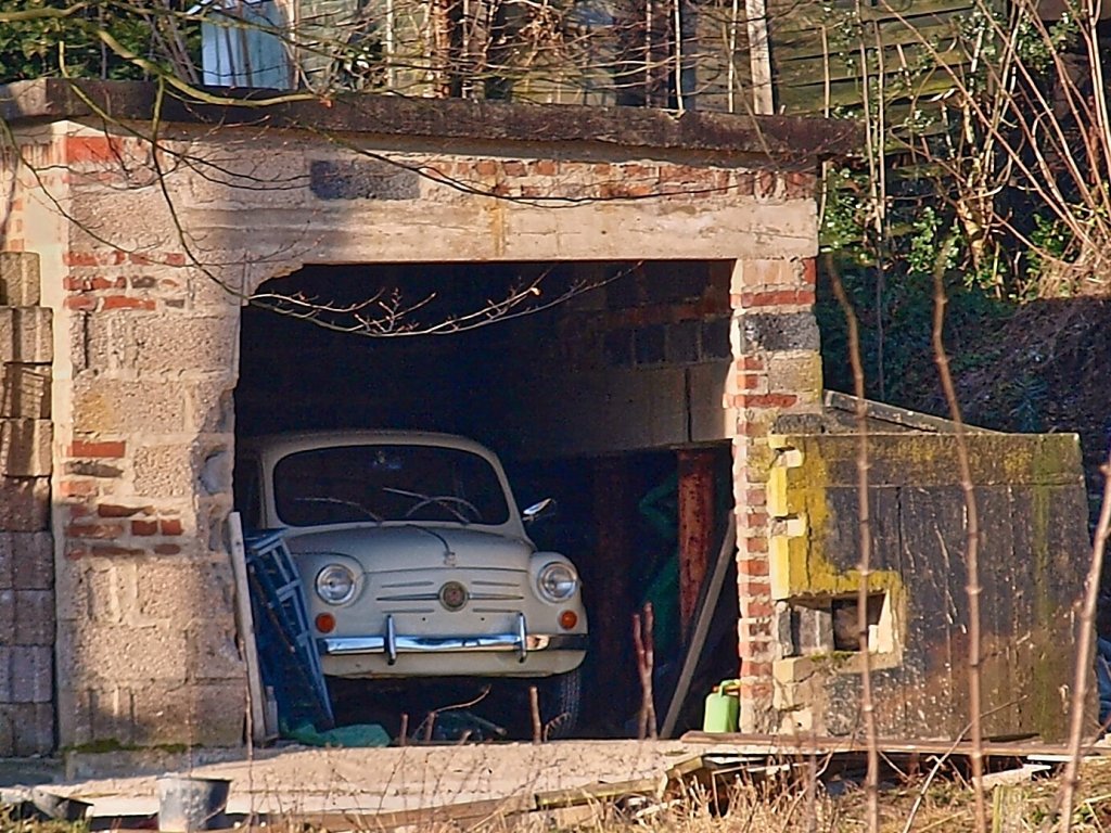 Am 09.02.2011 steht ein alter Fiat 600 in seinem Schuppen.