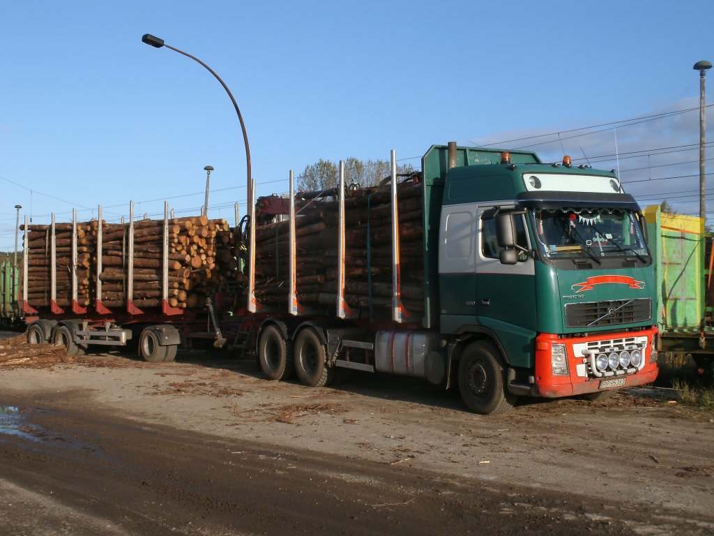 Am 12.Oktober 2011 wurde Holz auf der Ladestrae in Bergen/Rgen verladen.Dieser polnische VOLVO-Holztransporter brachte einen neuen Schwung Holz zur Verladung zum Bahnhof.