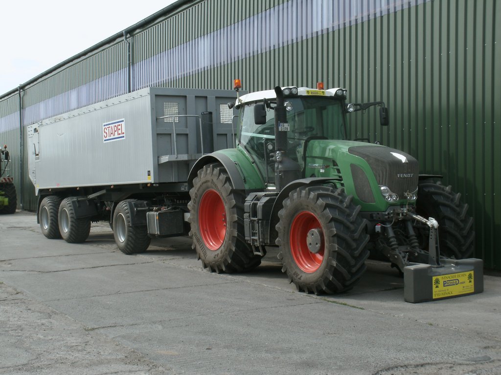 Am 15.Juni 2012 stand Dieser FENDT-Traktor+Anhang im Industriegelnde von Bergen/Rgen.