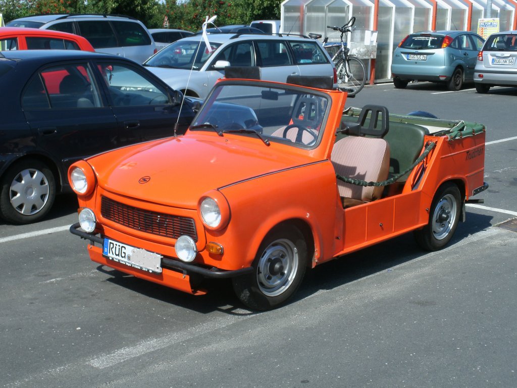 Am 20.August 2011 stand auf dem Parkplatz,vor einem Supermarkt,in Bergen/Rgen,passend zum Wetter,dieser Trabant Cabrio.