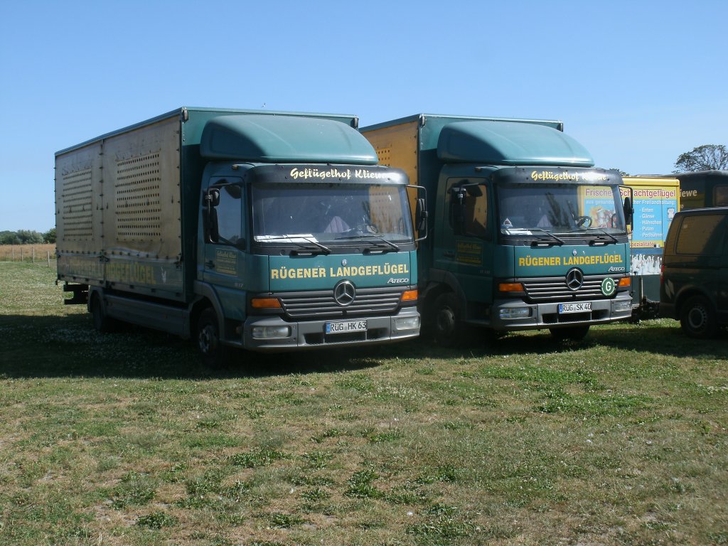 Am 21.Juli 2013 fotografierte ich Diese beiden Mercedes Geflgellaster in Mursewiek.Die LKW fahren mit Geflgel beladen ber die Drfer von Rgen und verkaufen lebendige Enten,Gnse und Hhner.