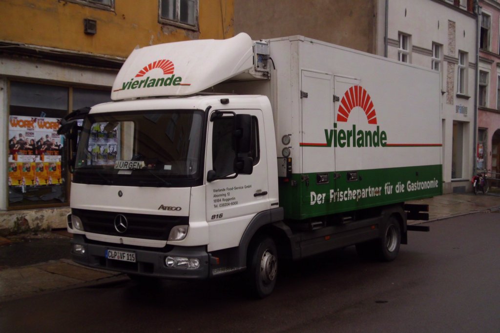 Am 22.Dezember 2011 stand in der Stralsunder Innenstadt dieser Mercedes-Khllaster.