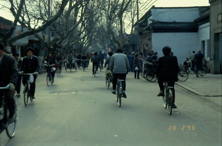 Am 28.02.1993 ist das Strassenbild in der chinesischen Stadt Suzhou noch geprgt von Fahrrdern und Fahrradrikschas