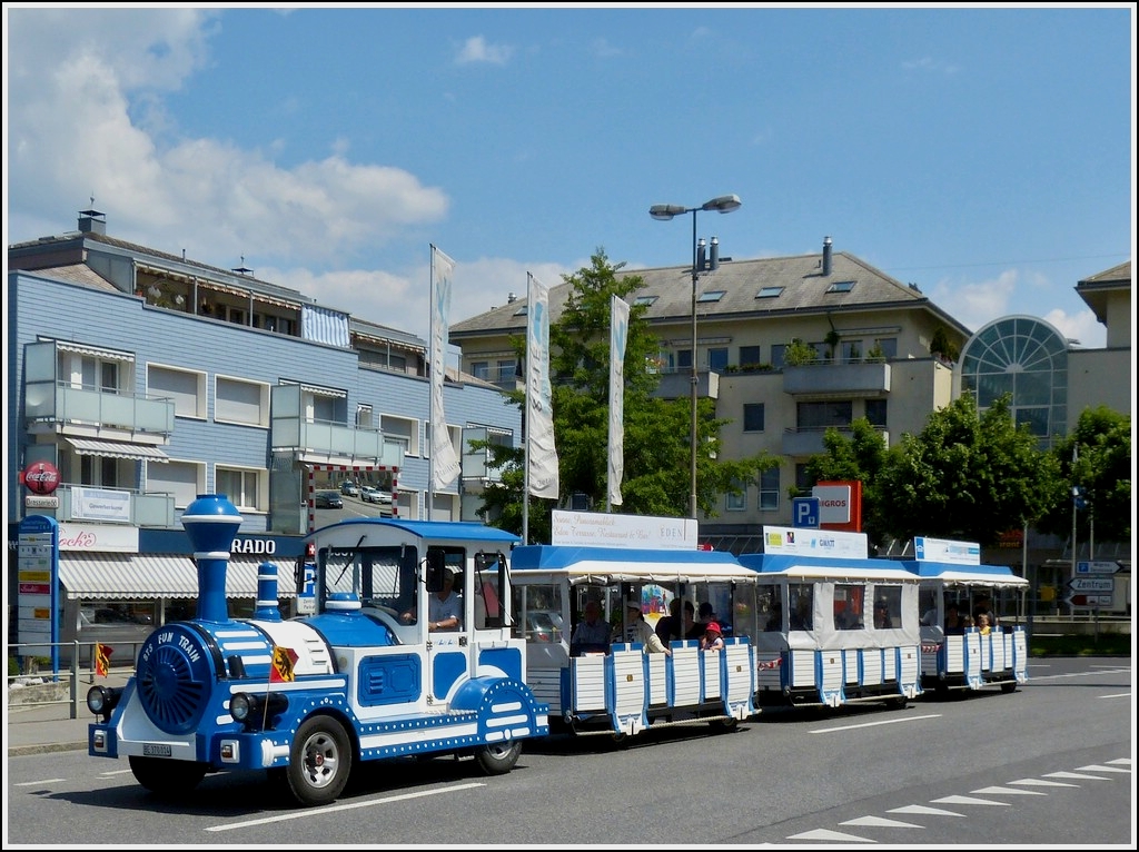 Am 28.05.2012 wurde diese Strasseneisenbahn am Bahnhof von Spiez im Bild festgehalten.