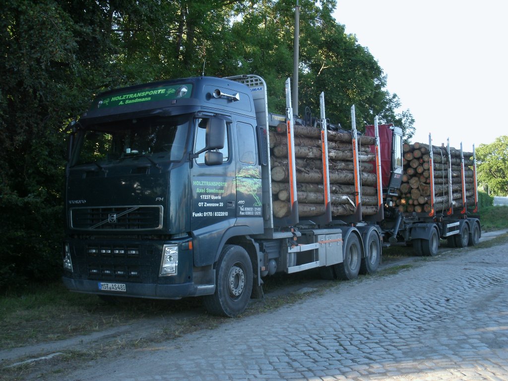 Am 31.Juli 2013 mute Dieser VOLVO,in Bergen/Rgen,warten bis seine Kollegen mit der Holzverladung fertig waren.