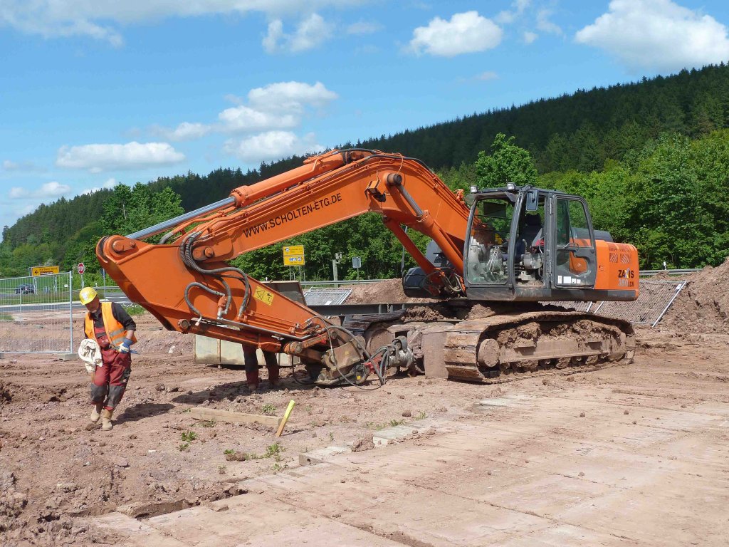 Am Hitachi Zaxis 350 sind Wartungsarbeiten fllig. Gesehen an der MIDAL-Pipelinebaustelle in der Gemarkung von 36100 Petersberg-Marbach im Juni 2013
