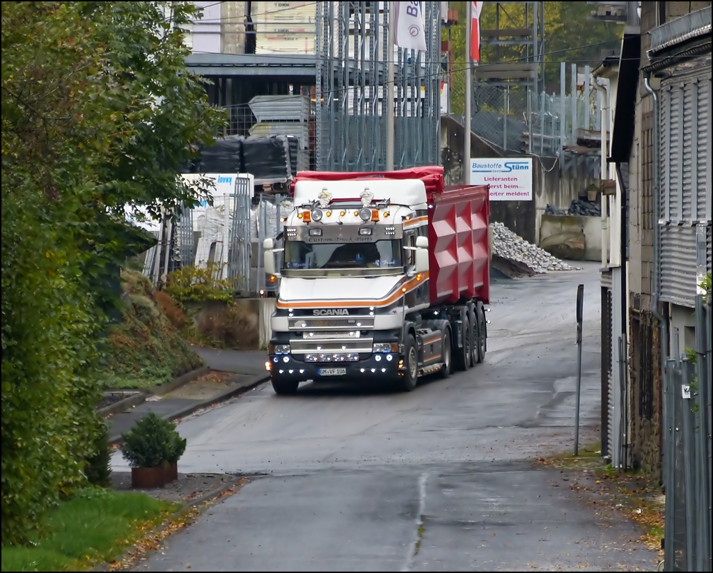 Am morgen des 15.10.2012 machte dieser Scania Langschnautzer sich mit einer Ladung Schotter aus dem Gleisbett von Herdorf auf dem Weg zu einer Entladestelle.