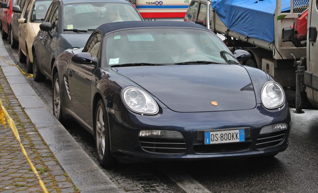 Am verregnetem 16.05.2013 stand in der Nhe vom Vatikan dieser Porsche 911 Cabrio am Straenrand.