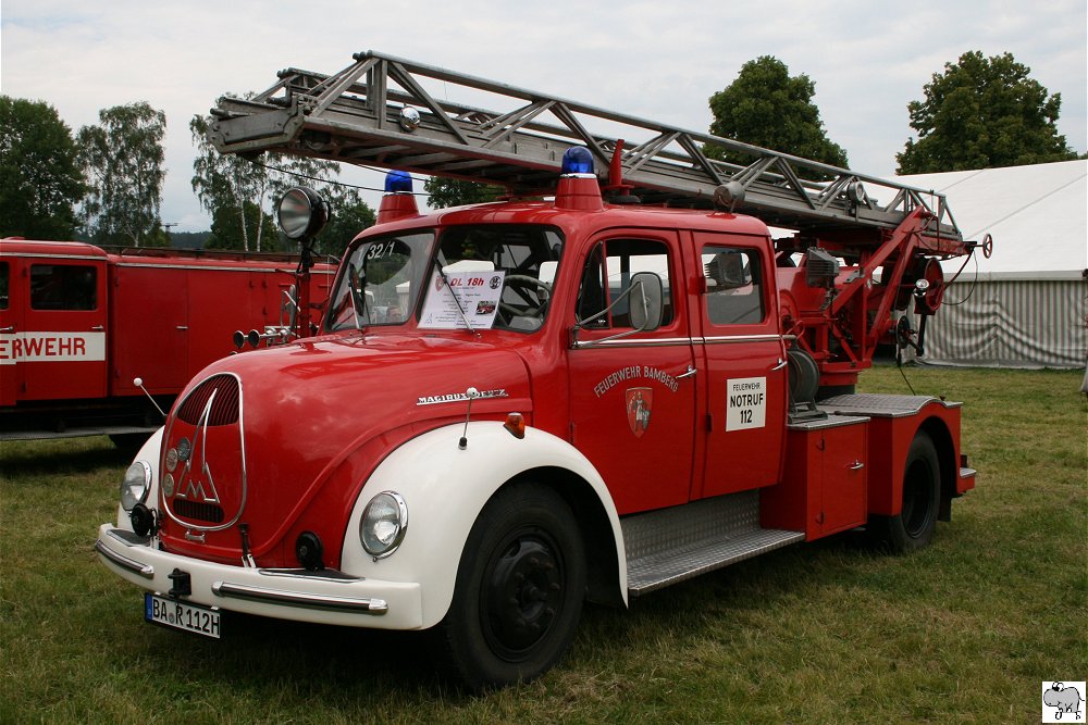 Am Wochenende des 16/17. Juni 2012 feierte die Freiwillige Feuerwehr Kronach ihr 150 jhriges Bestehen. Zu diesem Anlass veranstaltete die Feuerwehr eine Ausstellung mit alten Feuerwehr Fahrzeugen. Das Bild zeigt eine DL 18 auf Magirus Sirius der FF Bamberg aus dem Jahre 1965.