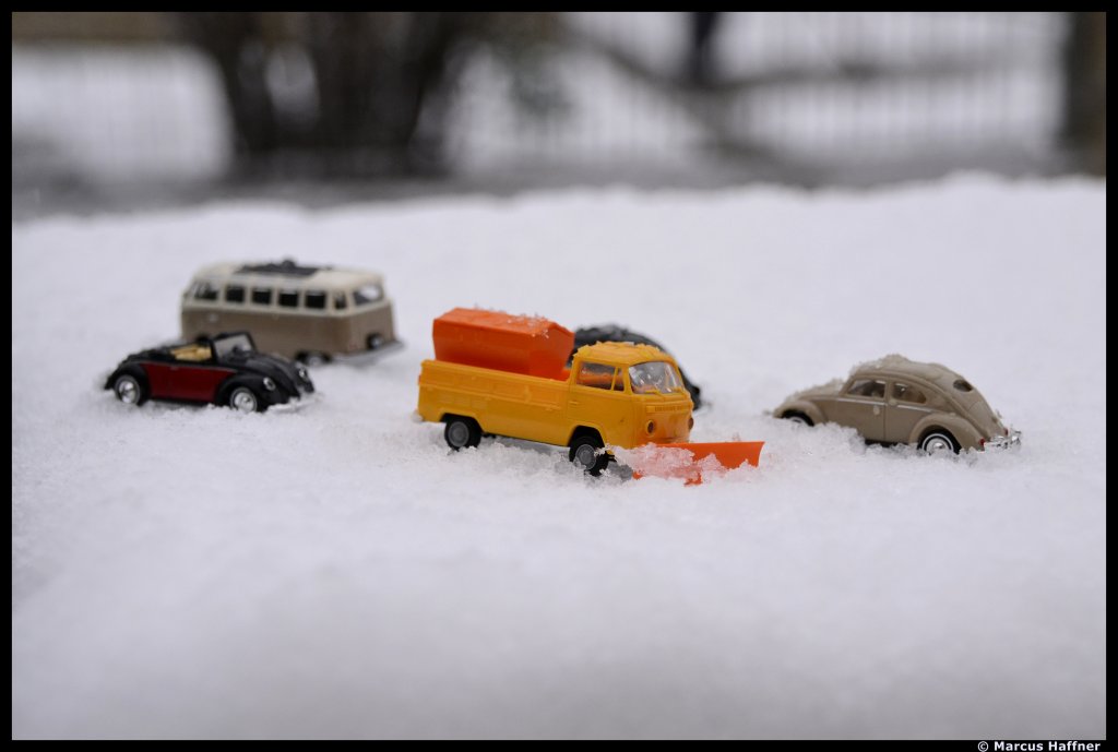 Auch die kleinen Volkswagen-Fahrzeuge haben mit den Schneemassen zu kmpfen... Aufnahmedatum: 29. November 2012