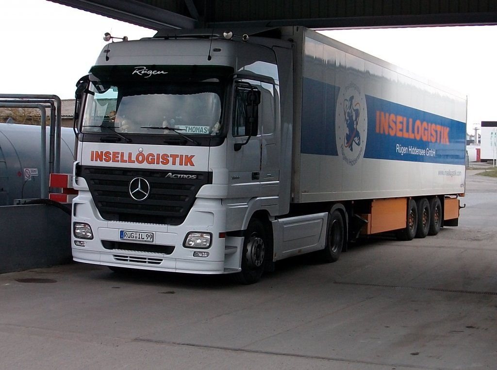 Auch dieser Mercedes-LKW mu mal tanken.Aufnahme am 31.Mrz 2010 an der Dieseltankstelle im Industriegelnde von Bergen/Rgen.