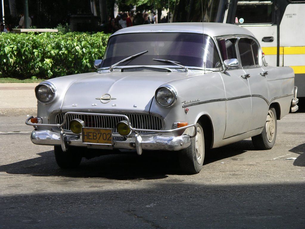 Auch Oldtimer deutscher Herkunft lassen sich auf Kuba finden:
Ein Opel Rekord P1 (Baujahr 1960) in der Altstadt von Havanna. 

Habana, Kuba
09-2003
