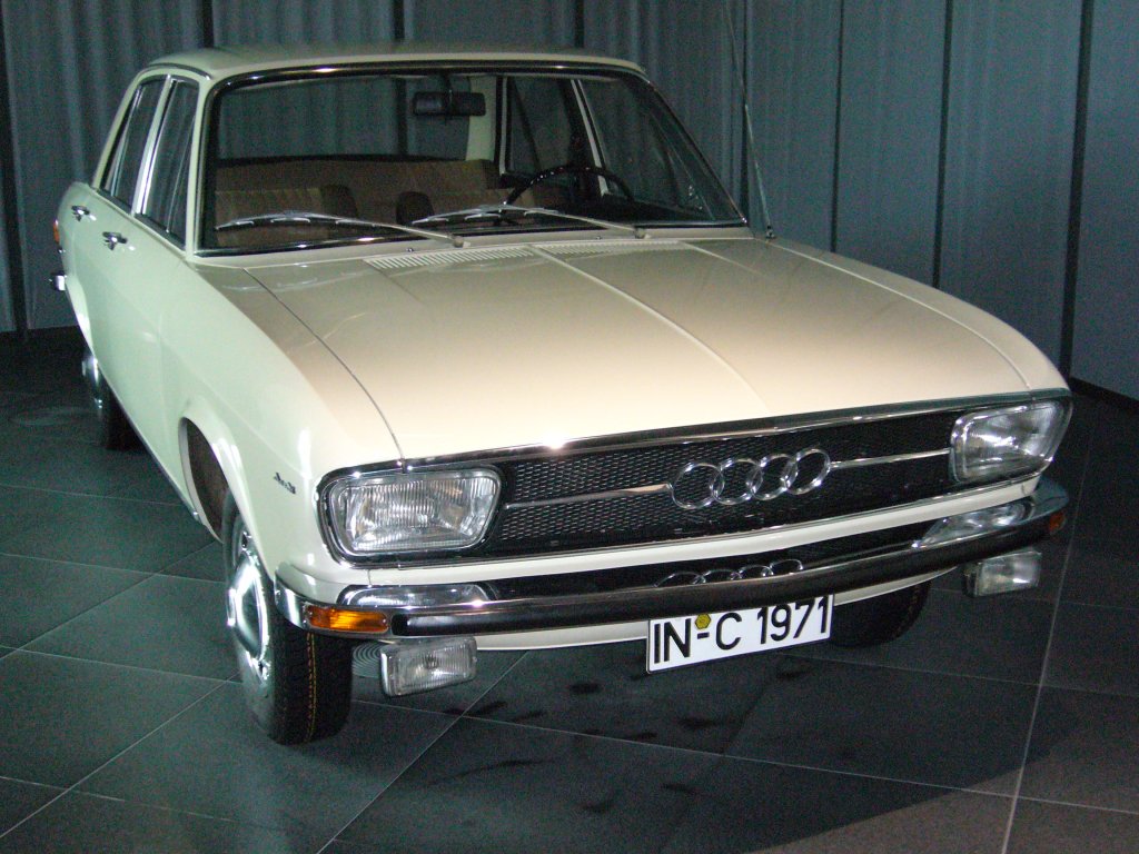 Audi 100. 1968 - 1976. Seine konservative und reprsentative Erscheinung bescherten dem Wagen gute Verkaufserfolge. Der 100´er war 80, 90 und 100 PS lieferbar. Audi Museum.