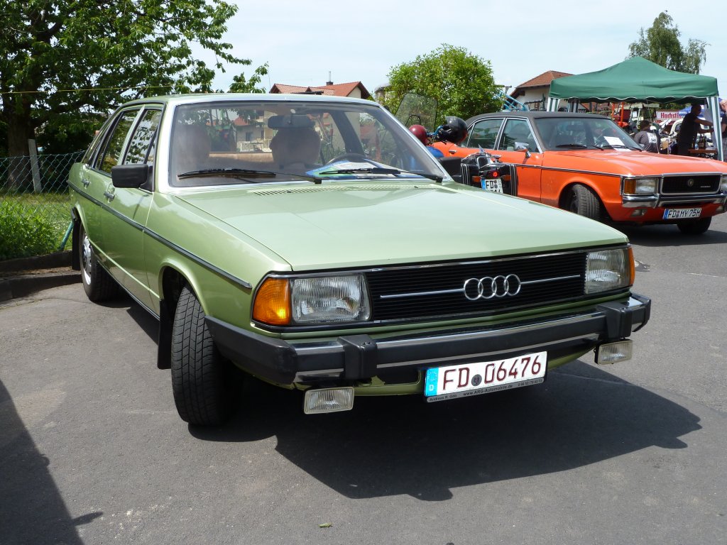 Audi 100 ausgestellt anl. der Feier  850 Jahre Bernhards  am 06.06.2010 in Fulda-Bernhards
