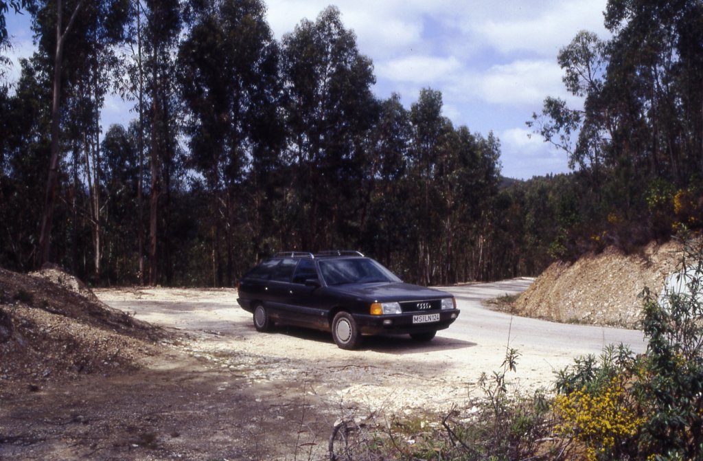 Audi 100 Avant mit Schrägheck als Vorläufer des heutigen Audi A6 Avant / gesehen in der Serra de Monchique bei Marmelete (Distrikt Faro/Portugal), 30.03.1991 -- eingescanntes Foto 