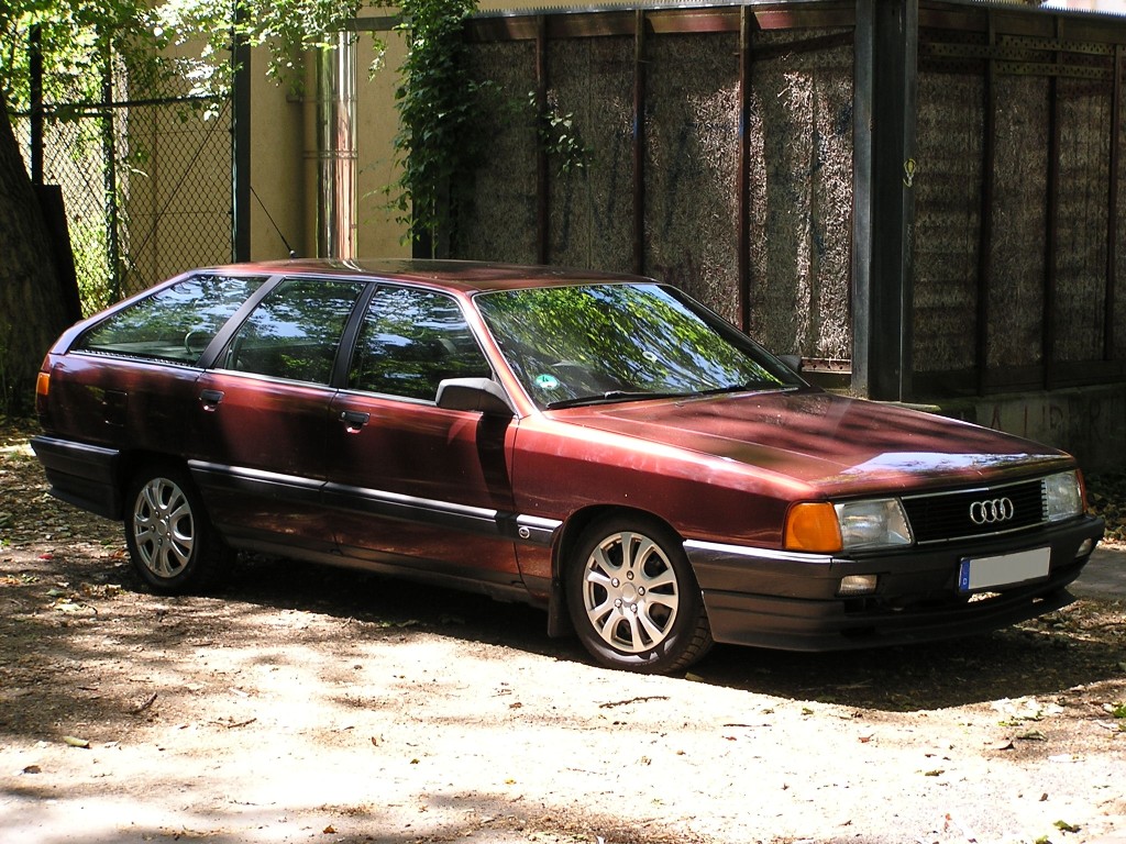Audi 100 (C3) Avant. Aufgenommen: Juli 2010.