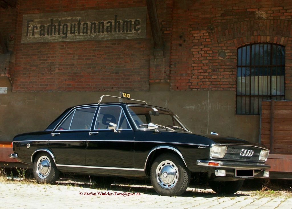 Audi 100 LS Automatic, Baujahr 1970. Ehemaliges Chauffeurs-Fahrzeug, hergerichtet als Taxi, wie bis Mai '71 blich in schwarz. Ein Fahrzeug von audi-classic.de.