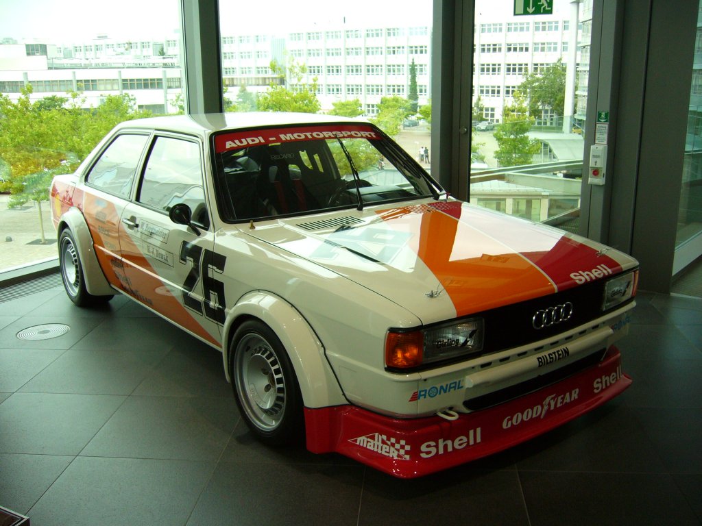 Audi 80 Tourenwagen von 1980. Hier wird der originale Siegerwagen der europischen Tourenwagenmeisterschaft der Gruppe 2, des Jahres 1980 gezeigt. Der 4-Zylinder-Reihenmotor mit einem Hubraum von 1.588 cm leistete 194 Ps und erreichte eine Hchstgeschwindigkeit von 230 km/h. Audi Museum.