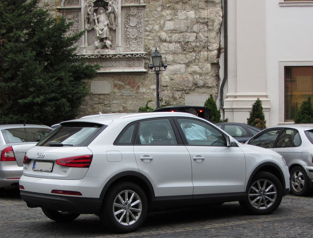 Audi Q3.  Aufnahme: Budapest, Burgviertel, am 15.09.2012.