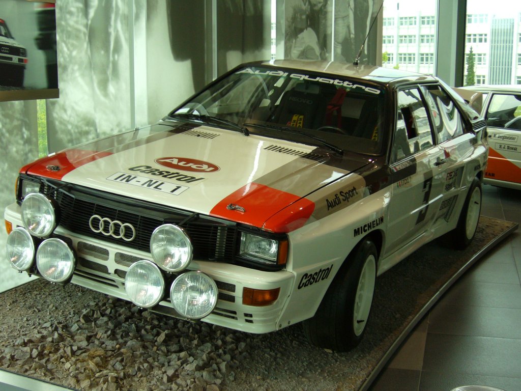 Audi Rallyequattro. Das ist der Originalwagen, mit dem Michel Mouton 1981
die Rallye San Remo gewann. Dieses war der erste Rallyeweltmeisterschaftslauf den eine Frau gewonnen hat. Beifahrerin war die Italienierin Fabrizia Pons. Audi Museum.