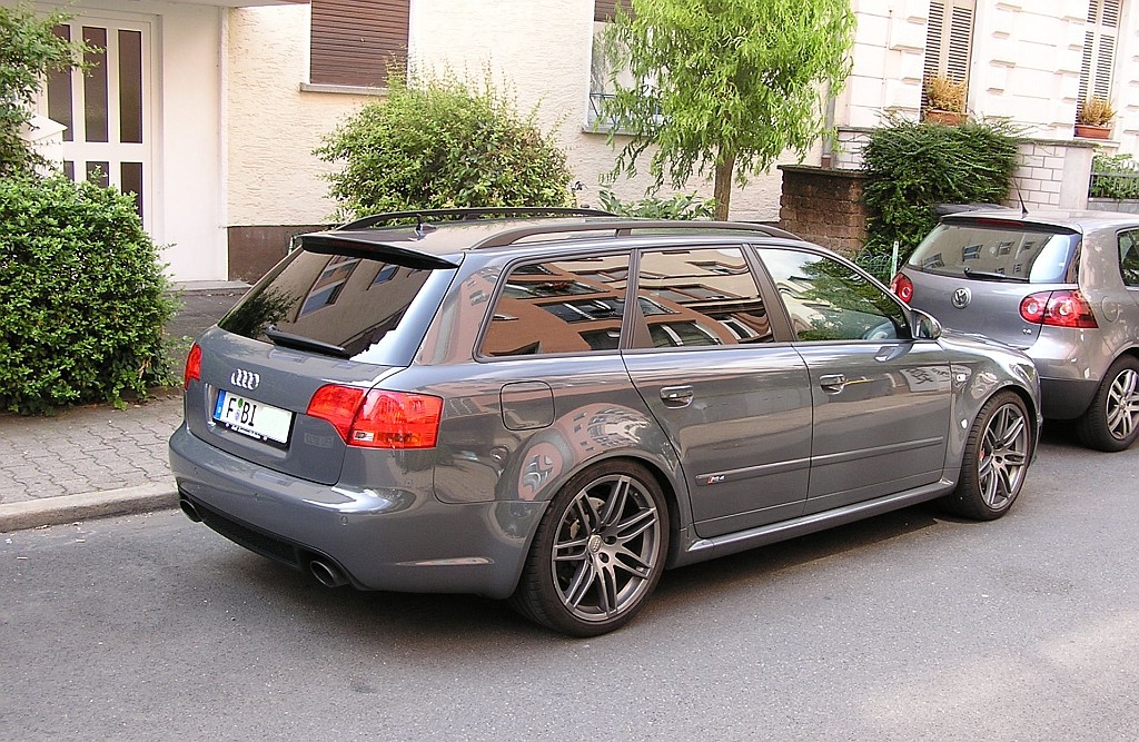 Audi RS4. Aufnahme: juli 2010.