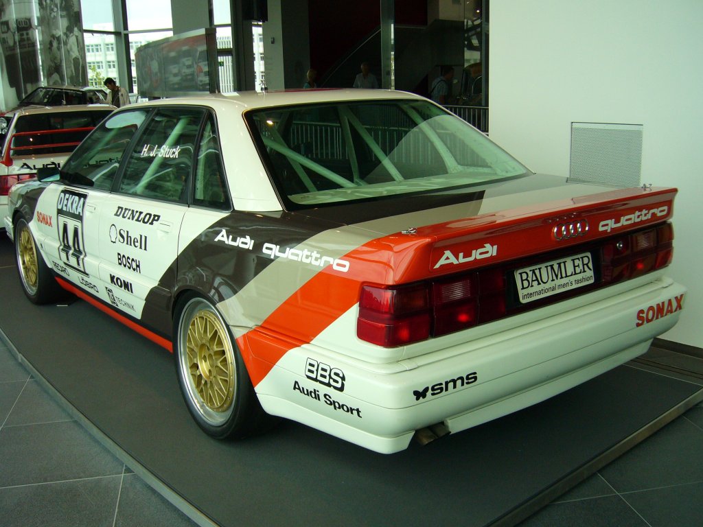 Audi V8 Quattro. 1990. Mit diesem Wagen stieg Audi 1990 in die DTM ein. Als Pilot des Wagens agierte Hans-Joachim Stuck. Bereits im ersten Jahr gelang es mit diesem Wagen den DTM-Titel nach Ingolstadt zu holen. Technische Eckdaten: V8-Motor mit 3.562 cm und 420 PS. Der Wagen wurde bis 1992 in der DTM eingesetzt. Es wurden 4 Exponate gebaut. Audi Museum.