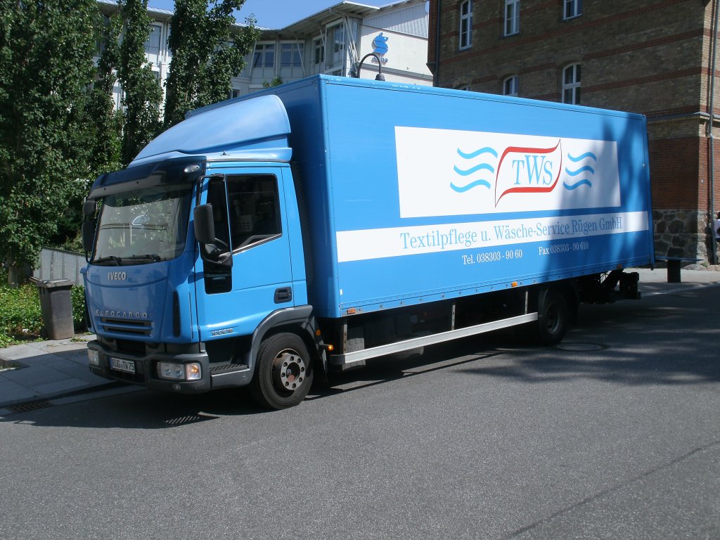 Auf der abschssigen Strae am Krankenhaus in Bergen/Rgen,stand dieser IVECO-Kasten-LKW,am 21.Juni 2011.