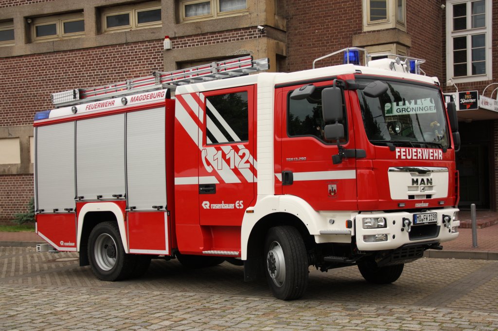 Auf diesem Bild ist ein HLF 10/6 der Freiwilligen Feuerwehr Magdeburg Sdost zu sehen (Indienststellung 2010). Fotografiert am 12.06.2010 auf dem Stadtteilfest in Salbke.