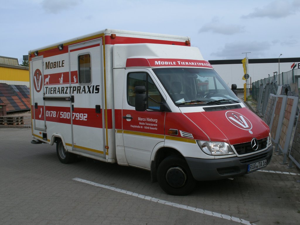Auf die Drfer von Rgen fhrt der Mobile Tierarzt aus Sassnitz mit seinem Mercedes.Aufnahme am 06.September 2012 auf einem Parkplatz vor einem Baumarkt in Bergen/Rgen.