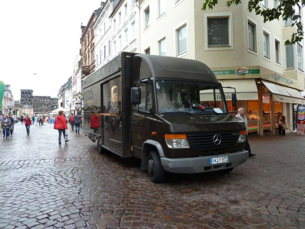 Auslieferungsfahrzeug von UPS steht in der Nhe der Porta Nigra in Trier, September 2011