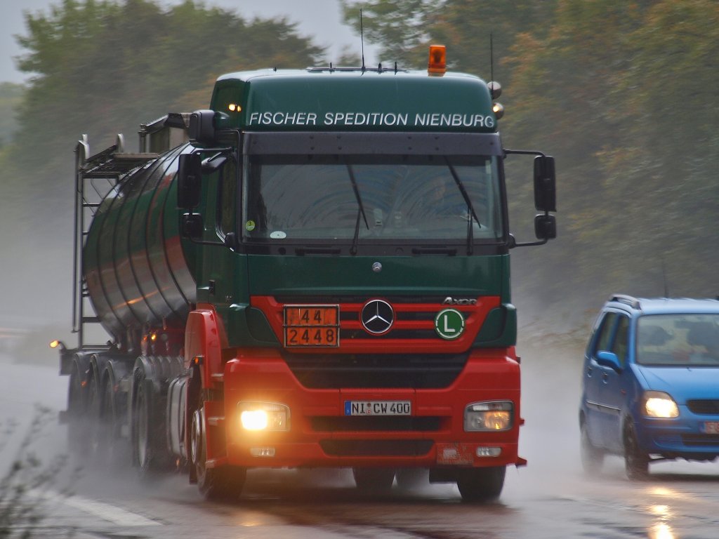 Axor mit Tankauflieger am 19.10.2010 im strmenden Regen auf der A4 bei Aachen Richtung Niederlndische Grenze unterwegs.