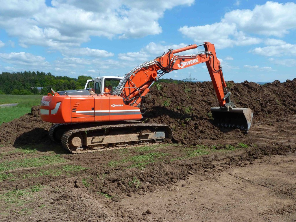 Bagger der Firma  VORWERK  trgt den Mutterboden an der knftigen MIDAL-Trasse in der Gemarkung von 36100 Petersberg-Marbach ab. Juni 2013