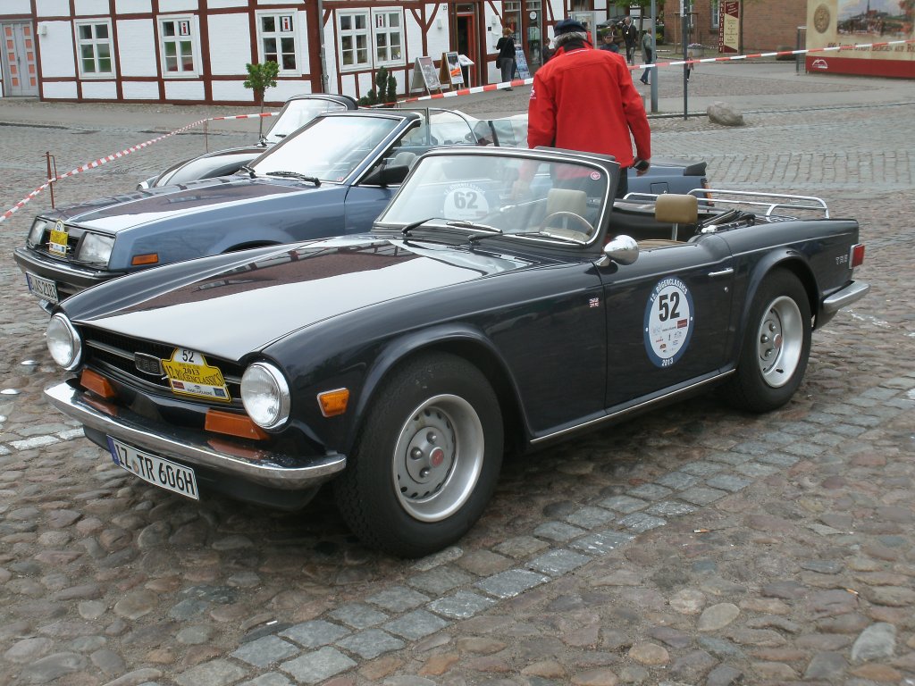 Bei der 12.Rgenclassics war Dieser Triumph TR6 Baujahr 1973 dabei.Am 10.Mai 2013 stand der Wagen auf dem Marktplatz in Bergen/Rgen.