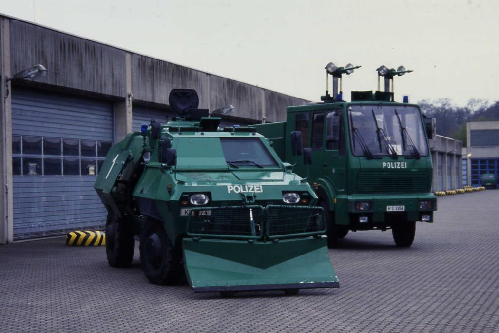 Bei einer Ausstellung in der Bereitschaftspolizei Brhl waren auch
dieser Sonderwagen von Thyssen und der dahinter sichtbare Mercedes Wasserwerfer
unter den Ausstellungsfahrzeugen.
Am 24.3.1999 bestand dabei ausdrckliche Fotografiererlaubnis.

