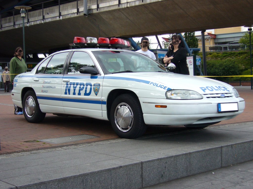 Bei diesem Chevrolet handelt es sich um ein ehemaliges Fahrzeug des NYPD.
US-cartreffen in Oberhausen am 23.07.2011.