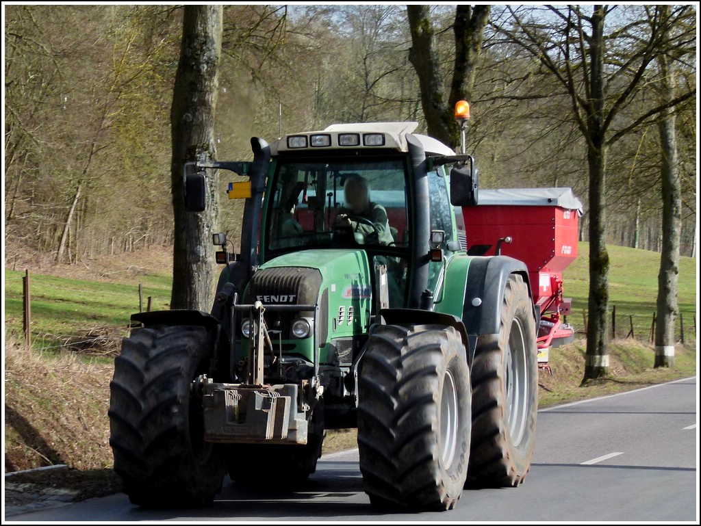 Bei diesem herrlichen Wetter haben die Bauern alle Hnde voll zu tun, hier ein Fendt Traktor mit einer Shmachine auf dem Weg um das nchste Feld einzushen.  09.03.2012 