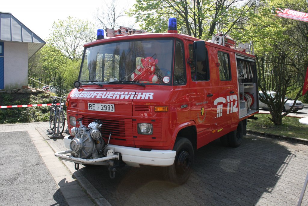 Bei der Feuerwehr Gladbeck LZ Rentfort/Zweckel hat die Jugendfeuerwehr ihr eigenes Fahrzeug.
Ein altes LF auf Mercedes 608D.
Aufgenommen am 24.4.2010 in Gladbeck Rentorf.
