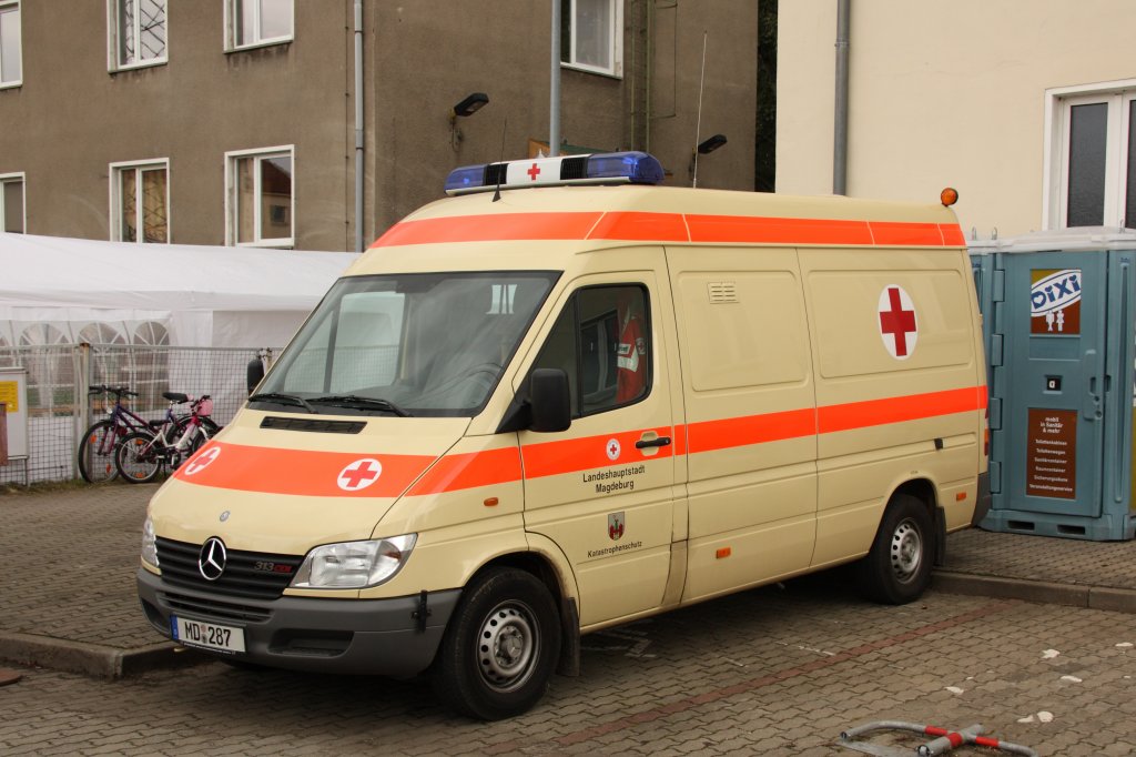 Bei der Jubilumsfeier im Gterbahnhof Magdeburg-Rothensee war am 18.09.2010 auch dieser KTW vom Deutschen Roten Kreuz/Katastrophenschutz zu sehen. 