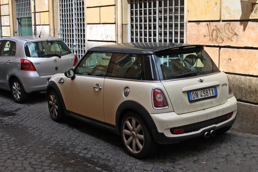 Beiger Mini CooperS am 17.05.2013 abgestellt in Rom.