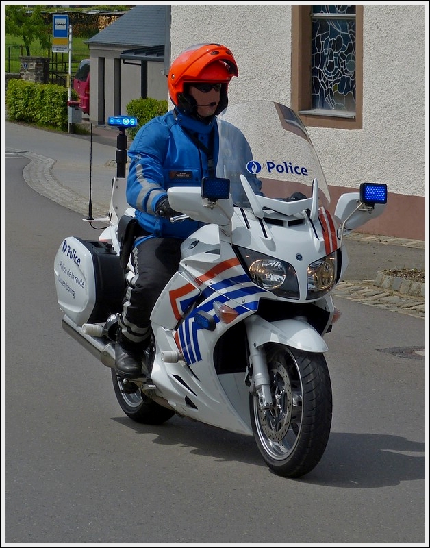 Belgischer Motorradpolizist der Federalpolizei (Police Fdrale) als Begleiter einer Veteranen Radrundfahrt im Norden Luxemburgs unterwegs.  01.06.2013.