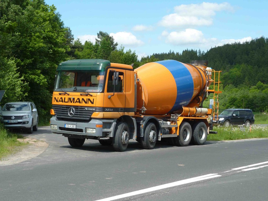 Betonlieferfahrzeug der Firma  NAUMANN  steht zur Entladung an der Baustelle der MIDAL-Gasleitung in der Gemarkung von 36100 Petersberg-Marbach, Juni 2013
