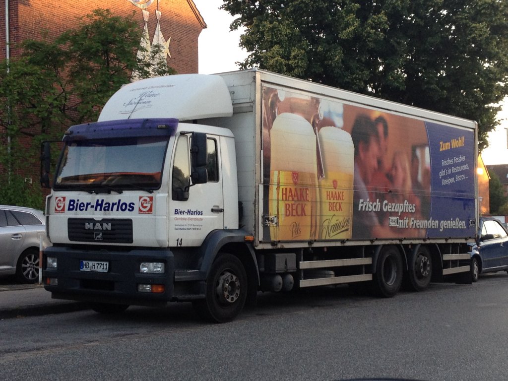 Bier Harlos Bremerhaven LKW mit einem MAN FE am 20.07.2013 in Cuxhaven. Der LKW trgt Haake Beck Werbung.