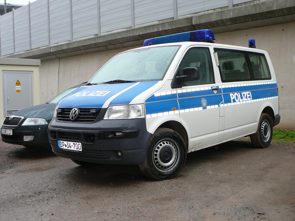 Bild 2500: VW T5 der Bundespolizei abgestellt vor der Bundespolizeiinspektion in Erfurt, Mai 2009