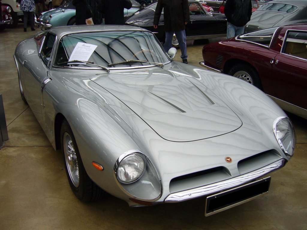 Bizzarini GT 5300 Strada. 1964 - 1968. Der GT 5300 war ein Straensportwagen der mit einem V8-Motor aus dem Chevrolet Corvette motorisiert war. In der abgelichteten Strada-Version leistete der Motor 365 PS. Classic Remise Dsseldorf am 15.04.2012.