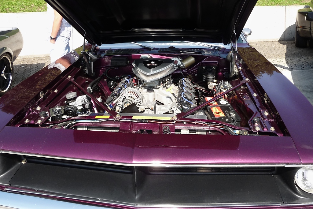 Blick in den Motorraum des Plymouth Barracuda , der 5,6l Achtzylindermotor hat gleich drei Doppelvergaser.