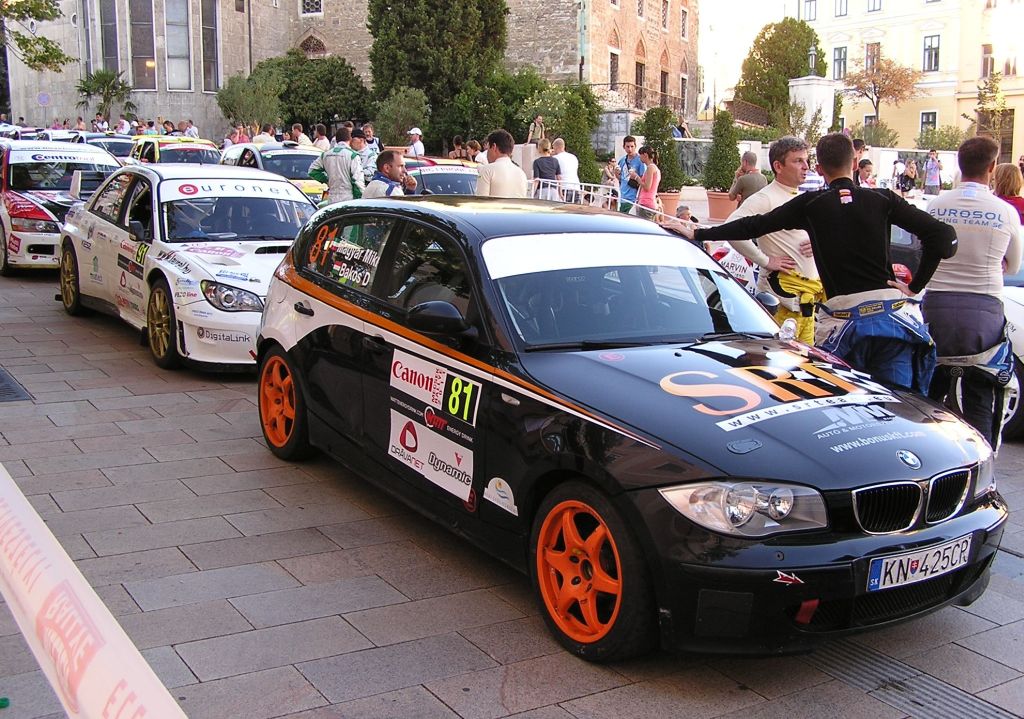 BMW 1-er wartet auf die Finish-Zeremonie des Intercontinental Rallye Championships am 11.09.2011