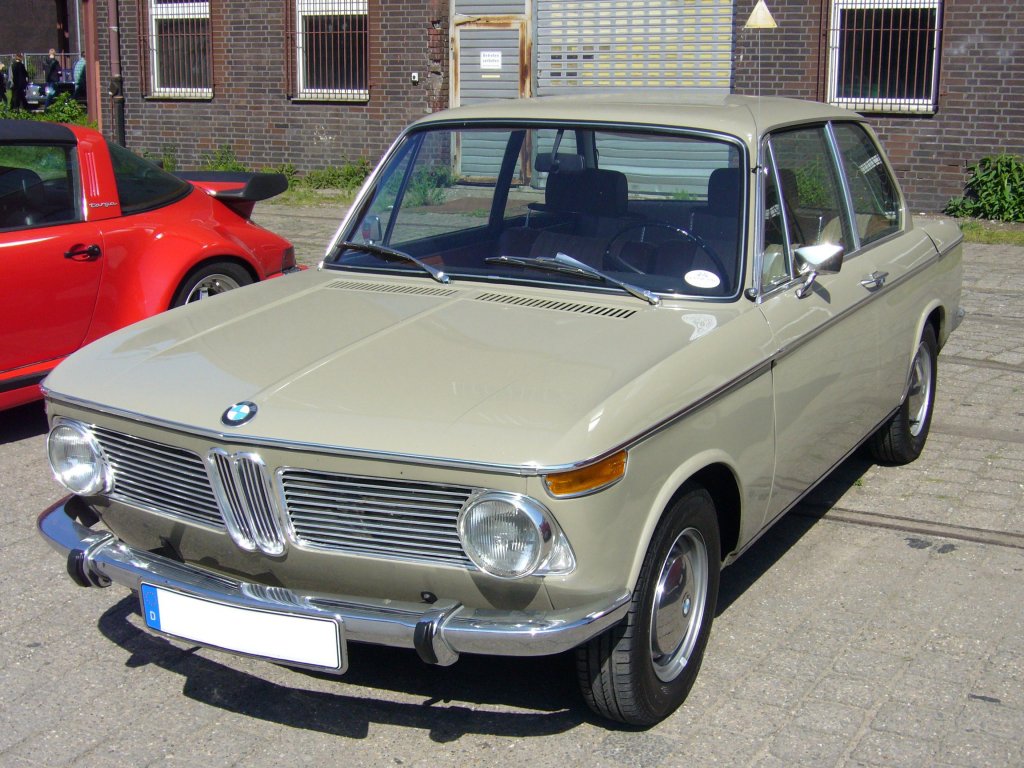 BMW 1600-2. 1966 -1975. Der 1600-2 war das erste Modell der legendren 02 Reihe von BMW. Vorgestllt wurde der Wagen 1966 auf dem Genfer Autosalon. 1.573 cm 4-Zylinderreihenmotor mit 85 PS und 162 km/h Hchstgeschwindigkeit. Oldtimertreffen Kokerei Zollverein 01.05.2011.