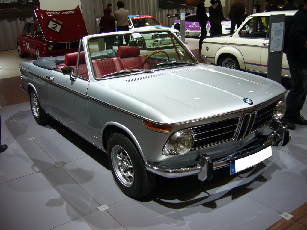 BMW 2002 Baur Cabriolet (Typ 114C). 1968 - 1971. Die Vollcabriolets wurden bei Baur in Stuttgart produziert. Whrend die BMW-02 Reihe mit etlichen Motorisierungen lieferbar war, gab es das Baur Cabriolet nur mit dem 1.6l Motor = 85 PS und dem 2.0l Motor mit 100 PS. Techno Classica am 25.03.2012.