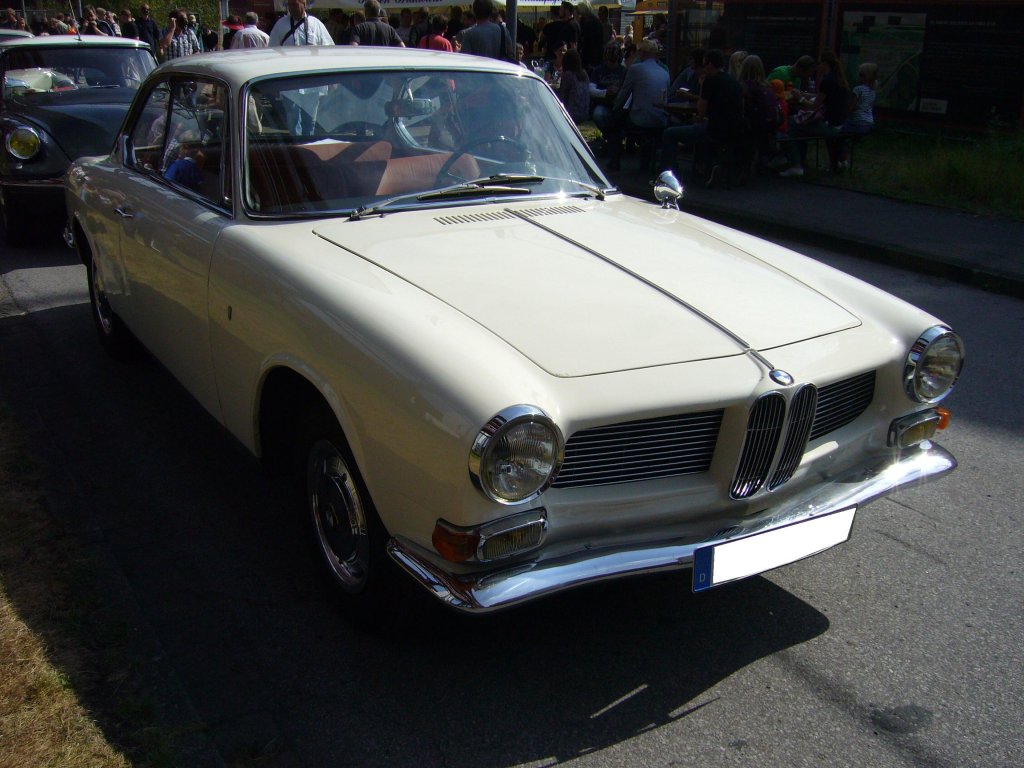 BMW 3200 CS. 1962 - 1965. Dieses von Bertone entworfene und produzierte Coupe war der Nachfolger des BMW 503. Der V8-motor leistet 160 PS aus 3.168 cm Hubraum. Es wurden 537 Coupes und ein Cabriolet als Sonderanfertigung ausgeliefert. Oldtimertreffen Kokerei Zollverein am 02.09.2012.