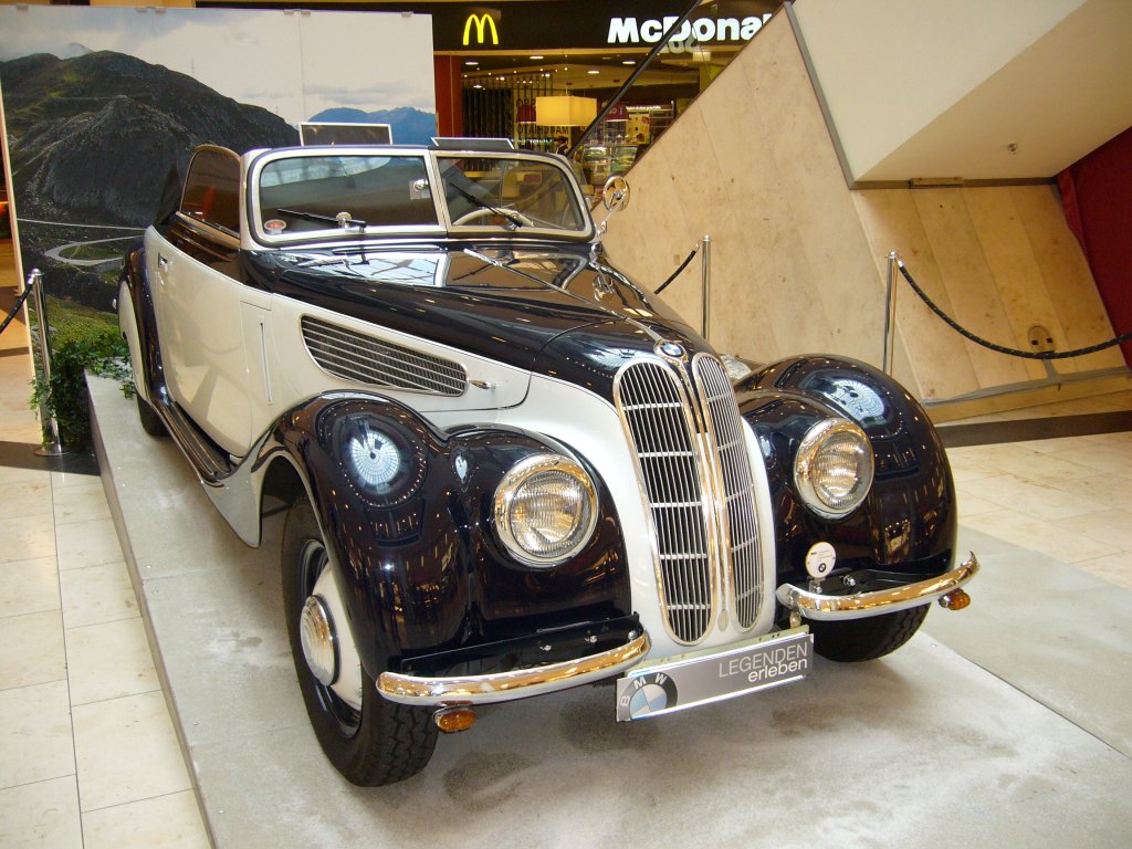 BMW 327 Cabriolet. 1937 - 1941. Der im November 1937 vorgestellte neue 327 erhielt aufgrund seiner makellosen Schnheit den Beifall des Publikums. Die Karosserie stammte von Ambi-Budd. Es wurden insgesamt 1.604 Cabriolets und 265 Coupe Modelle ausgeliefert. Der 6-Zylinderreihenmotor leistet 55 PS aus 1.971 cm Hubraum. Ab dem Modelljahr 1939 konnte auch wahlweise der 80 PS starke Motor des 328 geordert werden. Ein solches Cabriolet kostete bei seiner Markteinfhrung RM 7.500,00. Der abgelichtete Wagen entstammt dem Baujahr 1938. Ausstellung  Legenden erleben  in Essen am 08.10.2011.